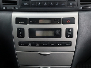 Toyota Corolla Linea Sol Facelift 1.6 81kW (8 фото из 8)