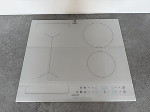 НОВАЯ - белая индукционная варочная панель Electrolux LIV63431BW (3 фото из 3)