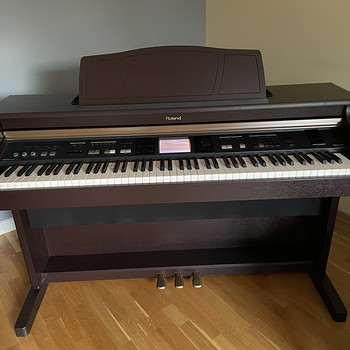 Продаётся очень мало использованное цифровое пианино Roland KR-107