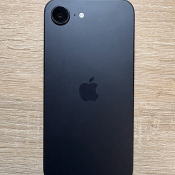 iPhone 16e 128GB, аккумулятор 100%, гарантия