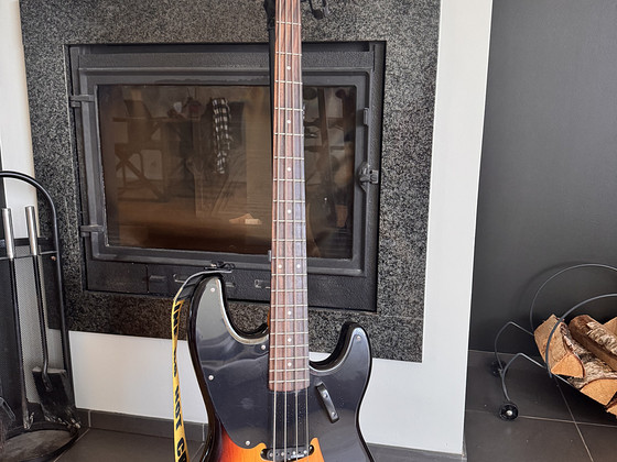 Бас-гитара не является оригинальным Fender