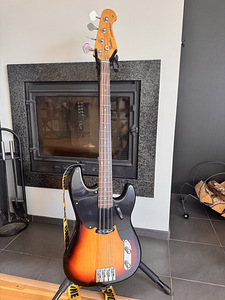 Бас-гитара не является оригинальным Fender (1 фото из 1)