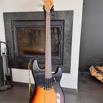 Бас-гитара не является оригинальным Fender
