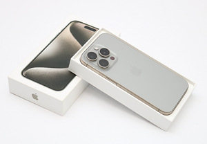 Телефон iPhone 15 Pro 1TB (3 фото из 3)