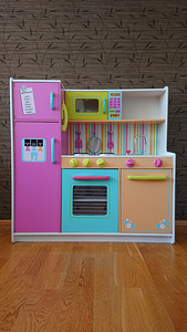 KidKraft Deluxe Big and Bright Wooden Play Kitchen mänguköök (1 foto / 6)