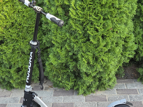 Mustvalge Hudora BigWheel Air 230 tõukeratas õhkrehvidega