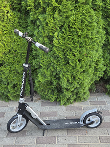 Черно-белый самокат Hudora BigWheel Air 230 с надувными шинами (1 фото из 2)