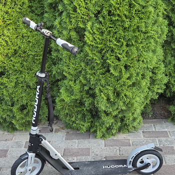 Черно-белый самокат Hudora BigWheel Air 230 с надувными шинами