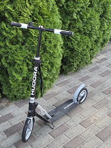 Черно-белый самокат Hudora BigWheel Air 230 с надувными шинами (2 фото из 2)