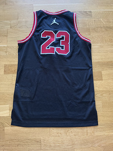 Chicago Bulls korvpalli särk nr 23 (1 foto / 2)
