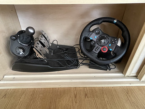 Игровой руль Logitech (1 фото из 3)