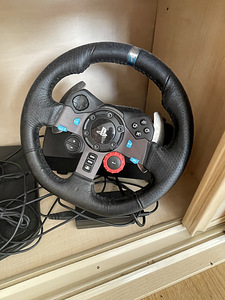 Игровой руль Logitech (2 фото из 3)