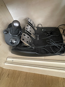 Игровой руль Logitech (3 фото из 3)