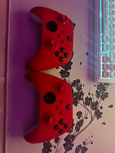 2 красных геймпада Xbox Series S (5 фото из 5)
