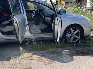 Toyota Avensis (2 foto / 5)