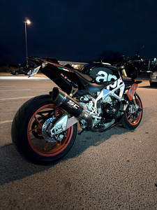 Aprilia Tuono V4 Factory (1 foto / 5)
