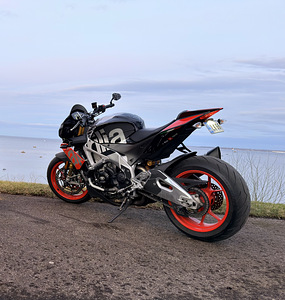 Aprilia Tuono V4 Factory (2 foto / 5)