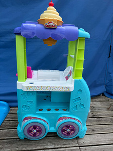 PLAY-DOH Kitchen Creations Ultimate Ice Cream Truck Playset (1 foto / 7)