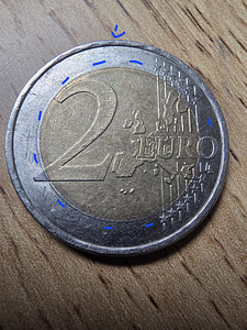 Немецкая монета 2 евро 2004 с отметкой J. Дефект с обеих сторон. (1 фото из 4)