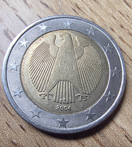 Немецкая монета 2 евро 2004 с отметкой J. Дефект с обеих сторон. (3 фото из 4)