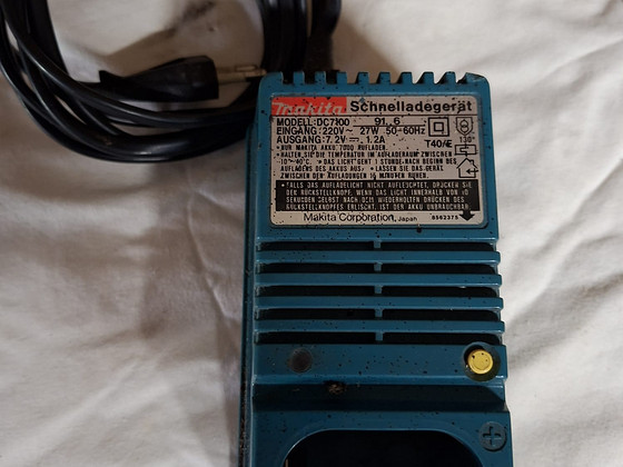Зарядное устройство Makita
