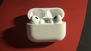 Apple AirPods Pro 2 (Lightning) [2-го поколения] (1 фото из 2)
