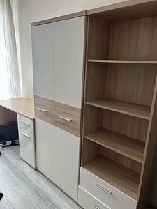 Müüa riidekapp, kirjutuslaud ja sahtlitega riiul (1 foto / 2)