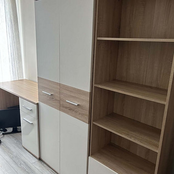 Müüa riidekapp, kirjutuslaud ja sahtlitega riiul