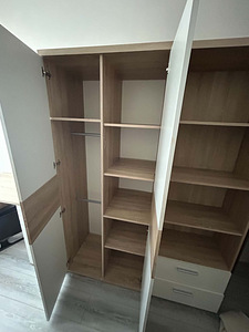 Müüa riidekapp, kirjutuslaud ja sahtlitega riiul (2 foto / 2)