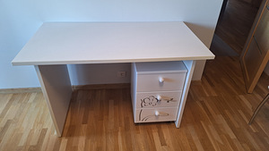 Kirjutuslaud koos sahtliboksiga väga heas seisukorras (1 foto / 3)