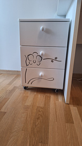 Kirjutuslaud koos sahtliboksiga väga heas seisukorras (3 foto / 3)