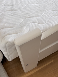 Двуспальная кровать из массива дерева + 2 тумбочки (4 фото из 8)
