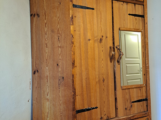 Mahukas täispuidust nurgakapp