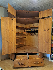 Mahukas täispuidust nurgakapp (3 foto / 10)