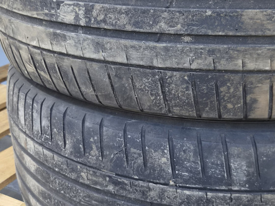 275/40R21
