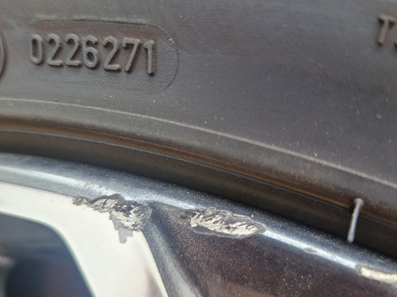 Kia R18 velgede komplekt 225/40 R18 — Goodyear UltraGrip Ice 3