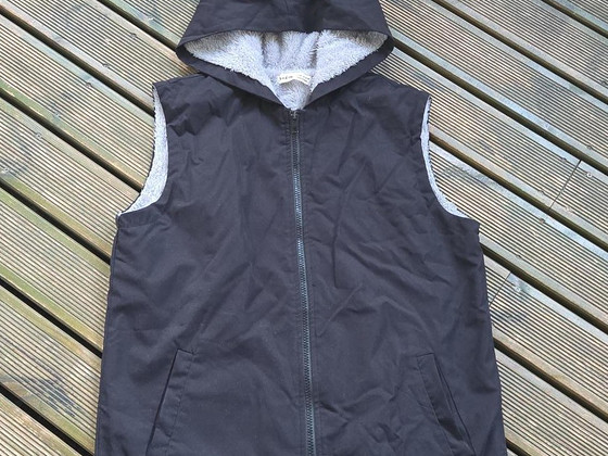 Soojendatud kapuutsiga vest, suurus 164