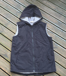 Soojendatud kapuutsiga vest, suurus 164 (1 foto / 1)
