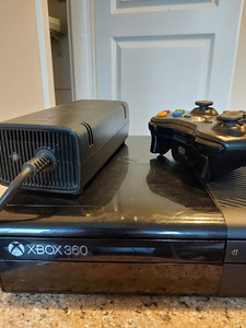 Консоль Xbox360e (2 фото из 2)