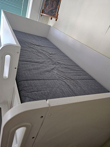 Kahekorruseline IKEA lastevoodi laua ja kapiga (2 foto / 7)
