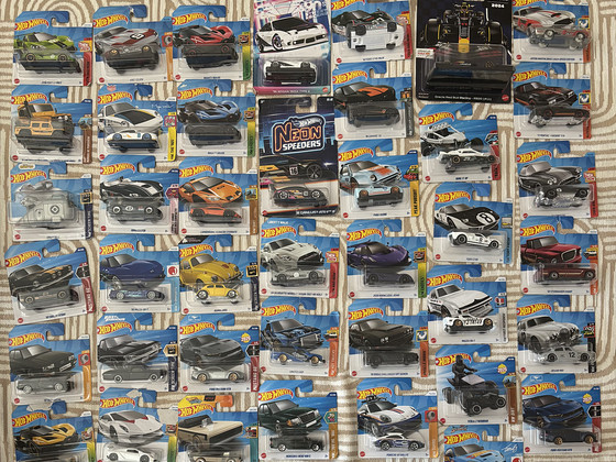 Продам 41 машинок hot-wheels