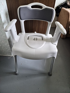 Potitool / pott, mähkmed ja Pampersi täiskasvanute aluspüksid (1 foto / 2)