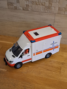 Mänguasi kiirabiauto figuuridega (1 foto / 2)