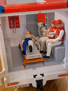 Mänguasi kiirabiauto figuuridega (2 foto / 2)
