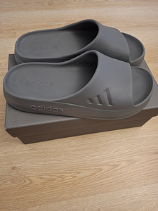 Шлёпанцы adidas (1 фото из 3)