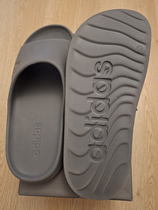 Шлёпанцы adidas (3 фото из 3)