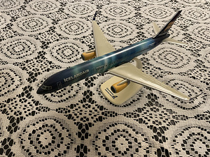 Модель самолёта Icelandair B757-200 1:200 (1 фото из 2)