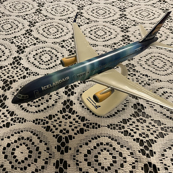 Модель самолёта Icelandair B757-200 1:200