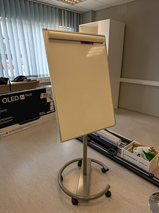 Liikuv flipchart-tahvel ratastel (1 foto / 2)
