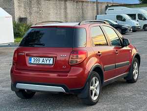 SUZUKI SX4 (4 фото из 8)
